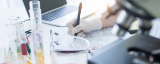 Un médecin qui prend des notes