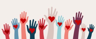 Des mains en l'air, une coeur à l'intérieur