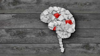 Cerveau en papier avec les tumeurs en rouge