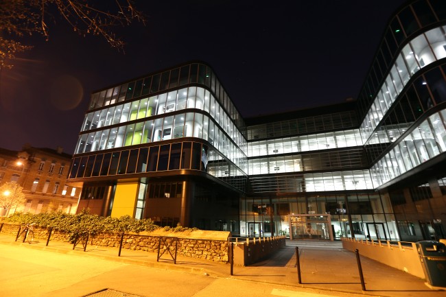 Bâtiment institut du cerveau de nuit